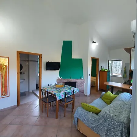 Leyland * Laureana Cilento